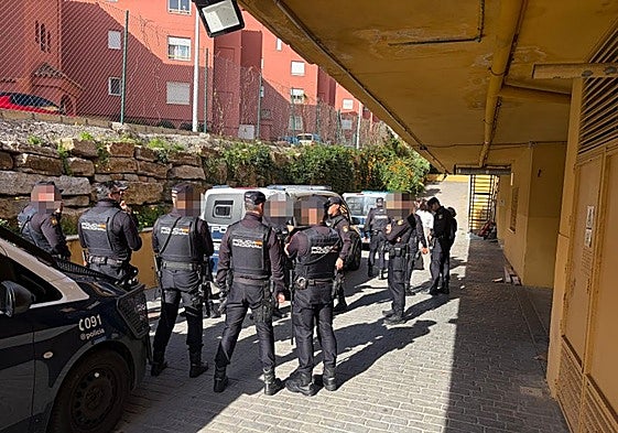 Police deployed at the eviction of the Vistamar hotel in Benalmáderna Costa, part of Operation Target
