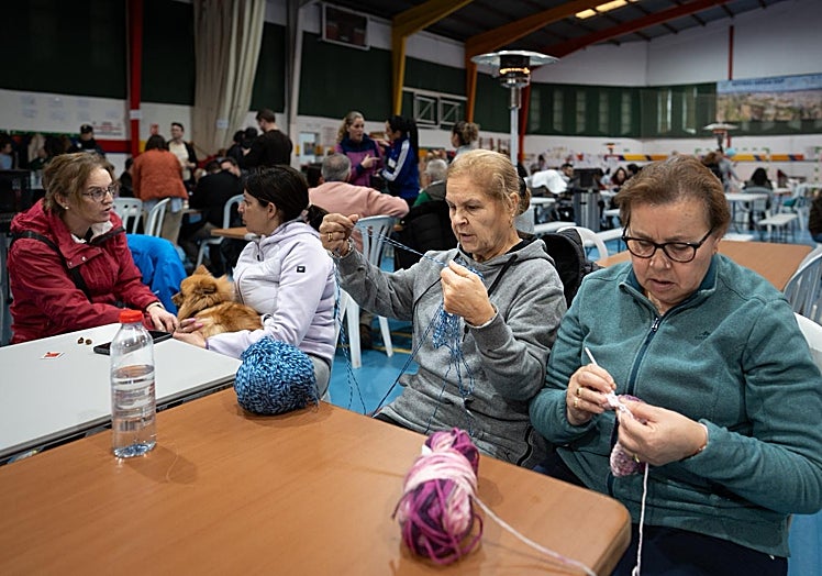 Josefa Fernández, left, and María Vázquez, right, knitting on Thursday morning.