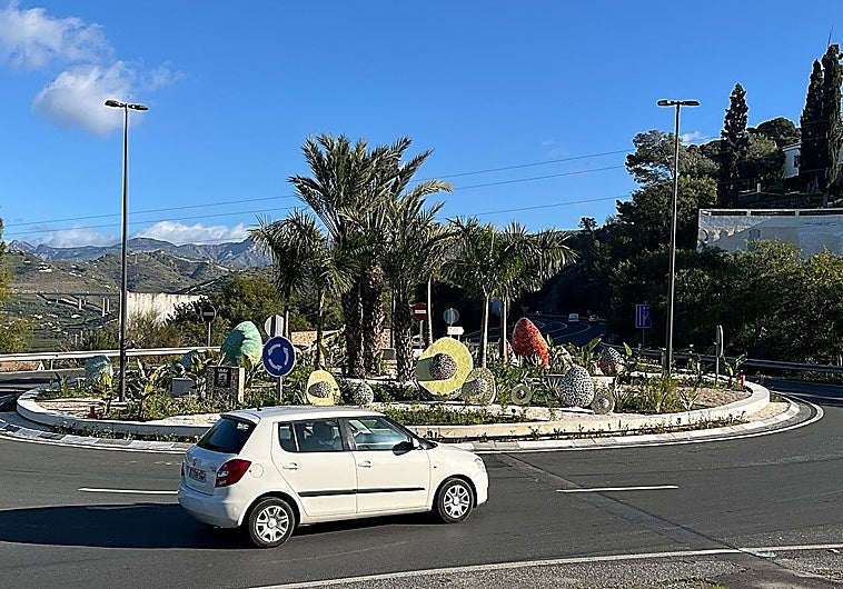 Almuñécar roundabouts transformed by giant subtropical fruit sculptures