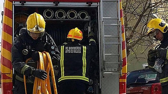 Malaga emergency: strong winds fuel bush fire in urban industrial area