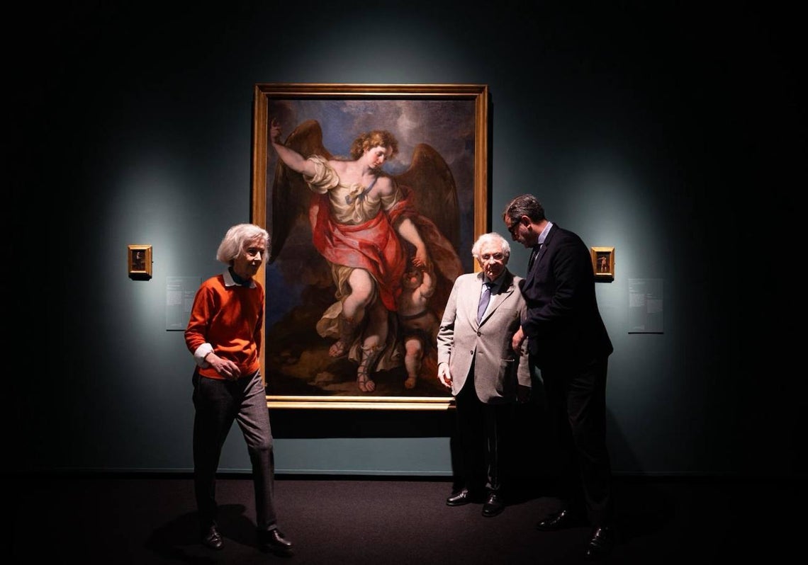 Mercedes González de Amezúa, Víctor Nieto and José María Luna, at the presentation of the exhibition with the monumental El Ángel de la Guarda.