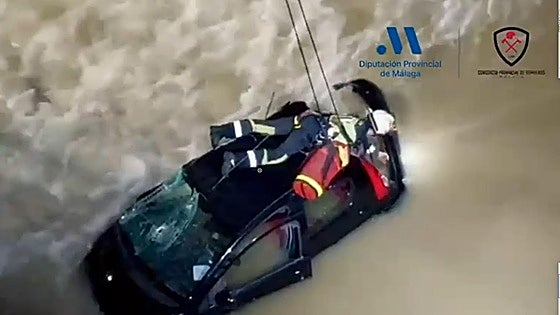 Malaga firefighters perform dramatic bridge rescue after car plunges into river