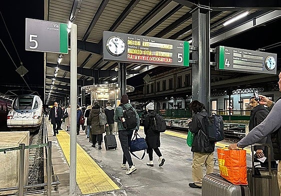 Travellers boarding the train at Granada station.