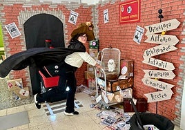 CEIP Simón Bolívar Headmistress Juana Muñoz engaging with the Harry Potter set.