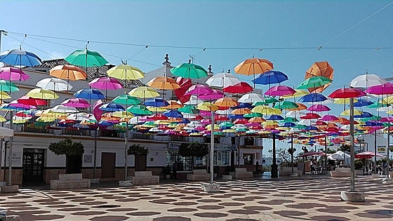 Torrox’s iconic umbrellas to return to Plaza de la Constitución