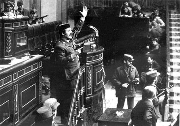 Tejero, pistol in hand, during the assault on Congreso in 1981.