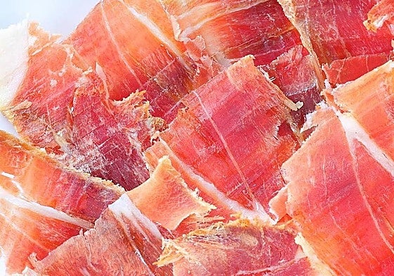 Slices of jamón.