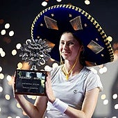 Cristina Bucsa lifts the singles trophy in Mérida, Mexico.
