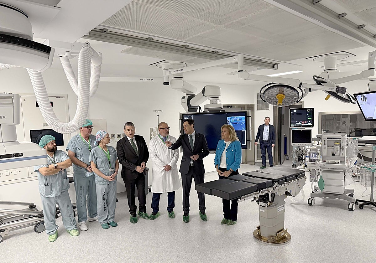 President of the Junta de Andalucía, Juanma Moreno, Regional Minister of Health, Antonio Sanz, and Mayor of Marbella, Ángeles Muñoz, in the hybrid operating theatre of the new complex.