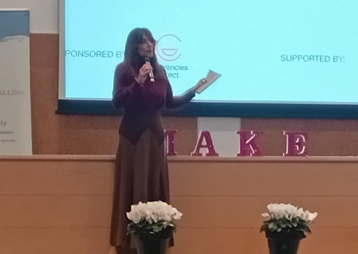 Imagen secundaria 1 - Costa Women founder Ali Meehan with participants holding up their copies of SUR in English, mayor of Mijas Ana Carmen Mata; Dawn Richardson and Camilla Liljeblad during a networking session