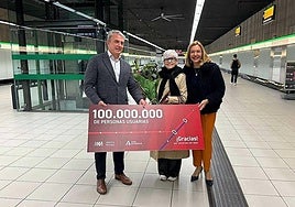 The director general of Metro de Málaga, Fernando Lozano, and the delegate for Development, Planning and Housing of the Junta de Andalucía in Malaga, María Rosa Morales, together with the 100 millionth passenger.