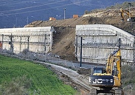 Machines working to stabilise the slope over the high-speed rail in Álora.