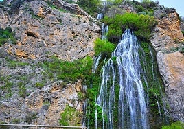 The gigantic Rio de la Toba Waterfall