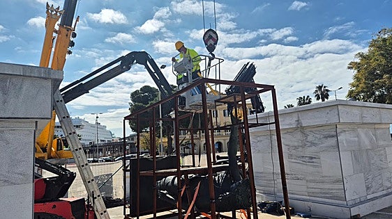 Malaga Port finally starts installation of Neptune and Venus sculptures