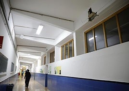 Cracked beam in the ceiling of the school in Malaga where the plaster has peeled off.