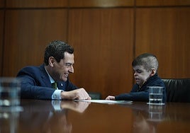 Young Leo, with Junta president Juanma Moreno, at the regional parliament in Seville last Thursday.