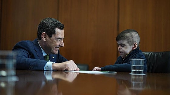 Andalusian preteen with butterfly skin wins over European parliament