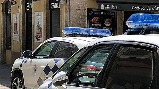 Police rescue two-year-old girl from 'accidentally-locked' car in Jaen city