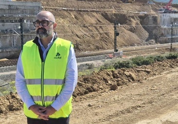 The president of Adif at the slope collapse site in Álora.