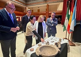 The Councillor for Tourism, the Mayor of Fuengirola and the Councillor for Culture listen to explanations from one of the project's archaeologists.