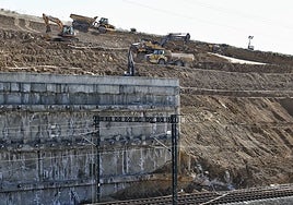 Machines working on the Álora slope.