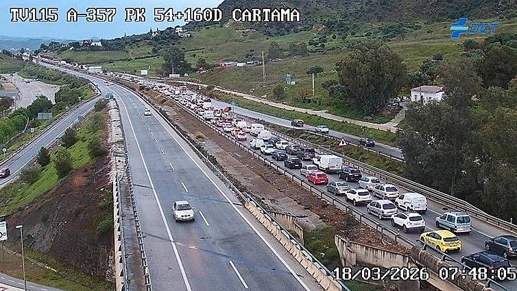 Malaga traffic: three-vehicle collision on A-357 road disrupts rush hour