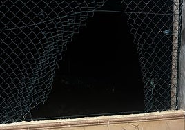 Photo of the broken fence of one of the raided properties in the Vélez-Málaga rural area.
