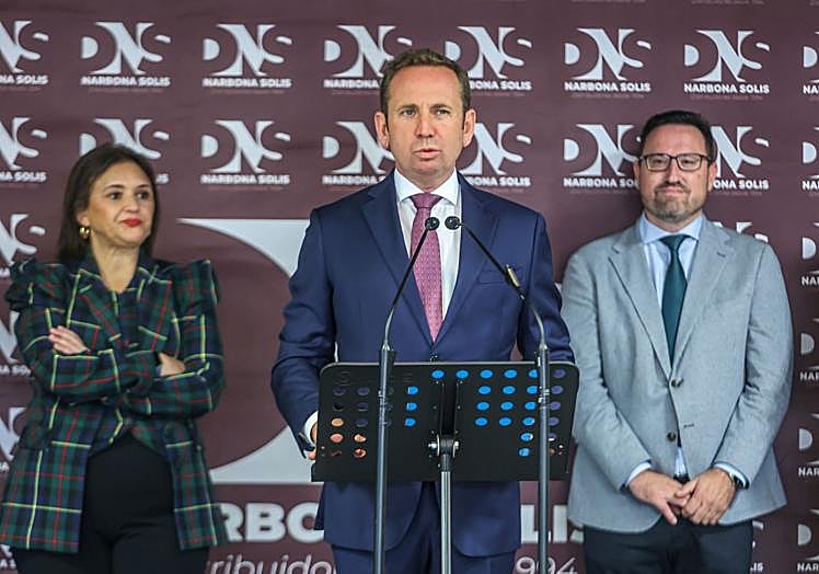 Narbona with Margarita del Cid, mayor of Torremolinos, and Miguel Ángel Sánchez, mayor of Sierra de Yeguas.
