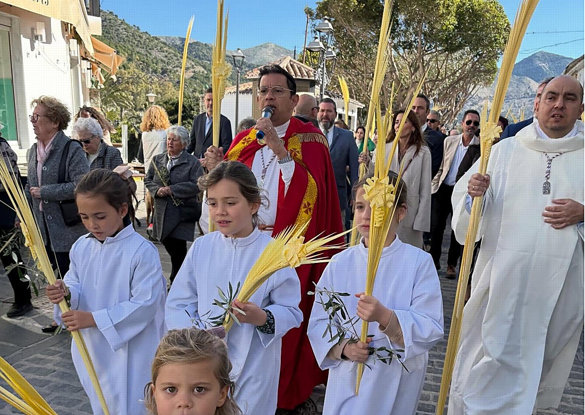 Imagen secundaria 1 - Brotherhoods take to the streets in Benalmádena, Mijas and Ronda.