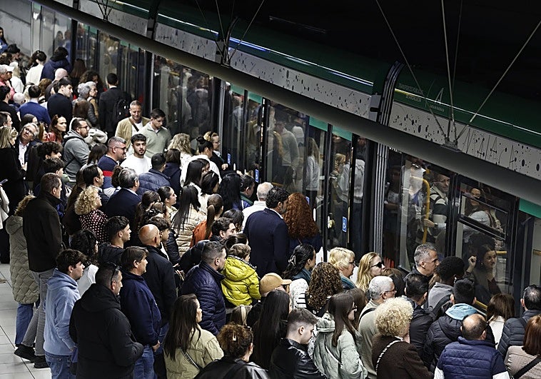 Long queues and overcrowding at Malaga metro as Easter Monday strikes disrupts travel