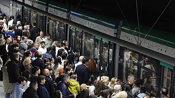 Long queues and overcrowding at Malaga metro as Easter Monday strikes disrupts travel