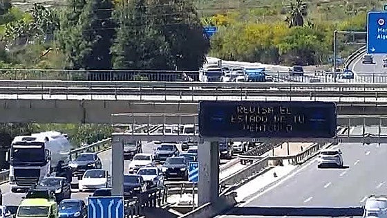 Malaga 112: burning vehicle forces closure of A-7 motorway lane near Benalmádena