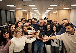 Producer Mónica Gallego in the SUR newsroom, holding the Goya award for Best Animated Short Film.