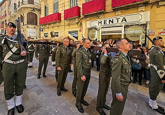 The Bripac parachute brigade carried the Santo Cristo de las Almas de los Ciegos on Tuesday morning.
