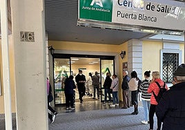 Archive photo of a queue outside a health centre in Andalucía.