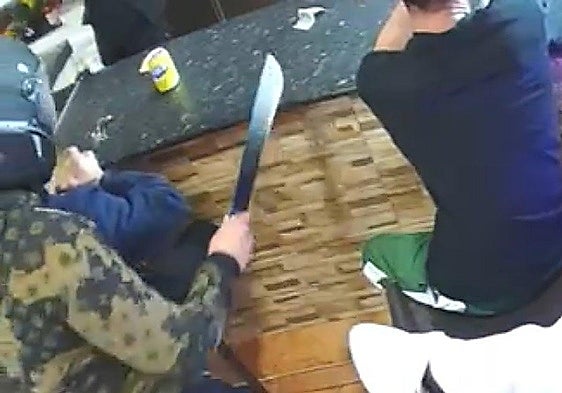 Surreal, machete-wielding robbery in Mijas bar ends with thief fleeing amid taunts