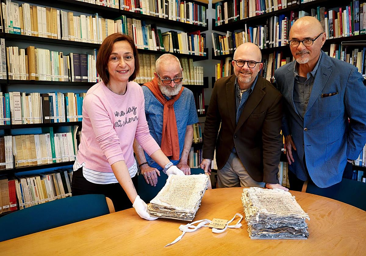 Carmen Jurado, Gavin Bledsoe, Alan Cornett y Tom Ruby con el tomo notarial que incluye la escritura de venta de Squanto.