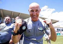 Calderón, celebrating promotion to the third tier last summer.