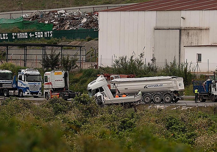 Malaga province traffic: A-357 in Pizarra closes following van-lorry collision with one dead