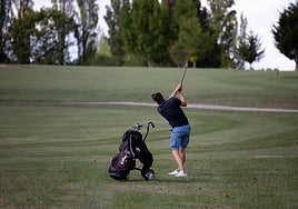 The memorial day is held at the Miraflores Golf Club.