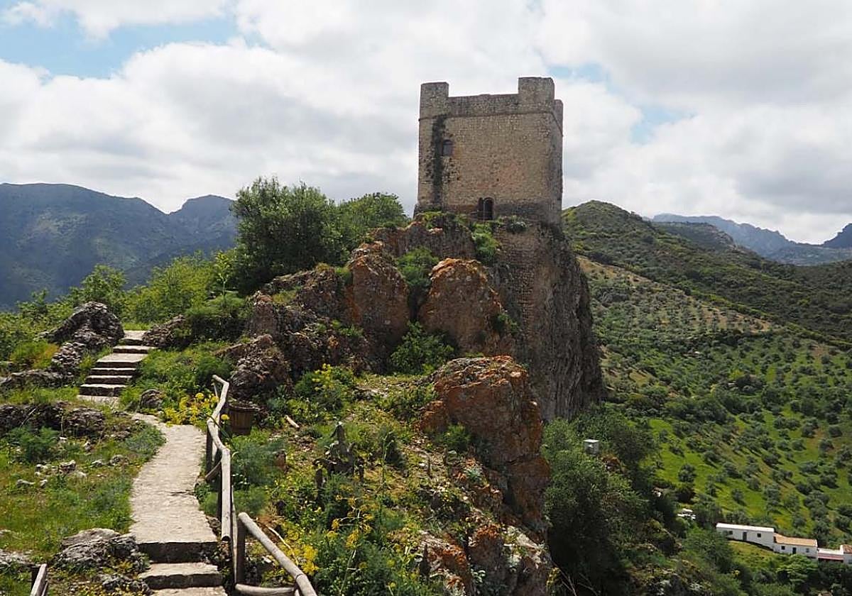 A steep route leads up to the historic Nasrid defensive castle.
