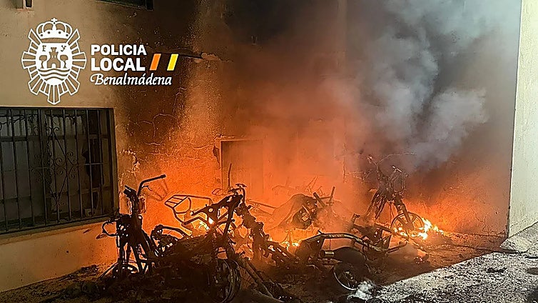 Benalmádena fire destroys ten vehicles and forces residents to evacuate