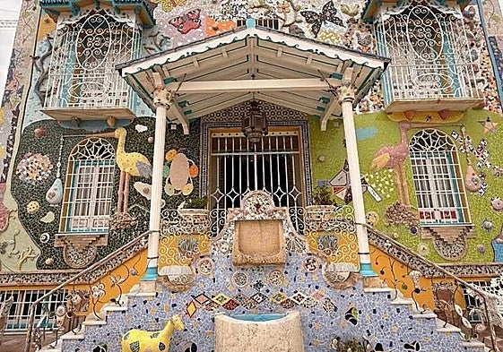 The heavily-decorated façade of Casa Montañez.