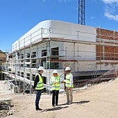 The mayor and the councillor for work at the building site of the residence, which has reached 85% completion.