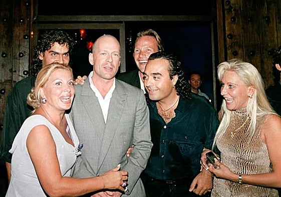 El actor Bruce Willis, junto a la dueña de la discoteca, en 1999