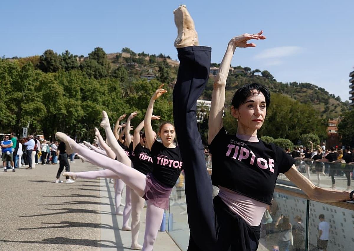 Imagen secundaria 1 - Malaga's port hosts 600 dancers in open-air ballet masterclass