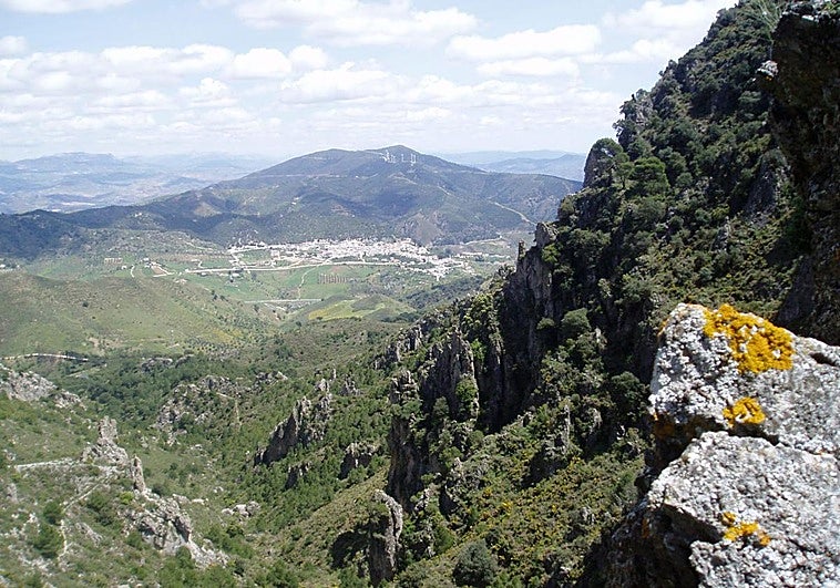 Climbing to the peak of El Grajo: The natural viewpoint overlooking the heart of Malaga