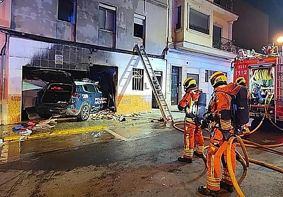National Police vehicle crashes into a house in Valencia, causing a fire