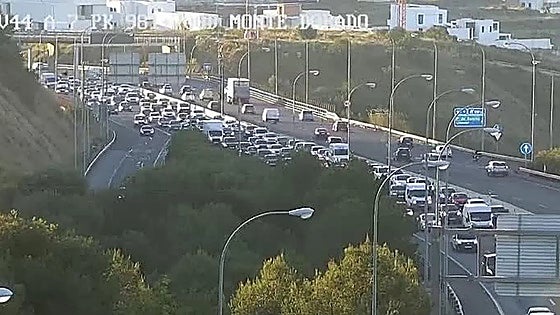 Two road accidents disrupt A-7 traffic in Malaga province during rush hours