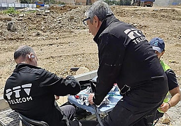 Technicians working to repair the fiber optic line in the Teatinos district in Malaga.